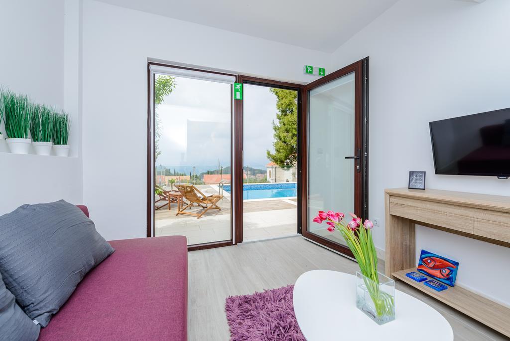Tandem Apartments With Swimming Pool 챠브타트 외부 사진