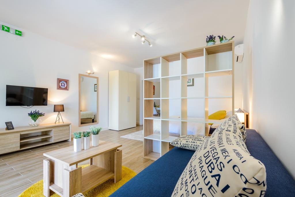 Tandem Apartments With Swimming Pool 챠브타트 외부 사진